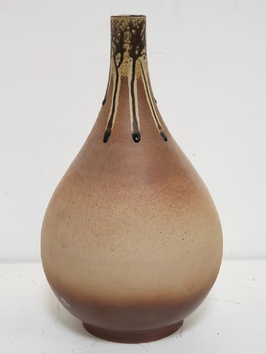 Vintage brown drip glaze teardrop pottery vase from the mid-century era, handcrafted with timeless elegance and organic form — Hommes and Gardens, Pots + Vessels Collection, Landscape Architect, Interior Designer, Outdoor Living, Outdoor Decorations, Home Decor, Home Design, Luxury Design, Art, Furniture, Objects, Best Gifts, Nature, Backyard, Yard.