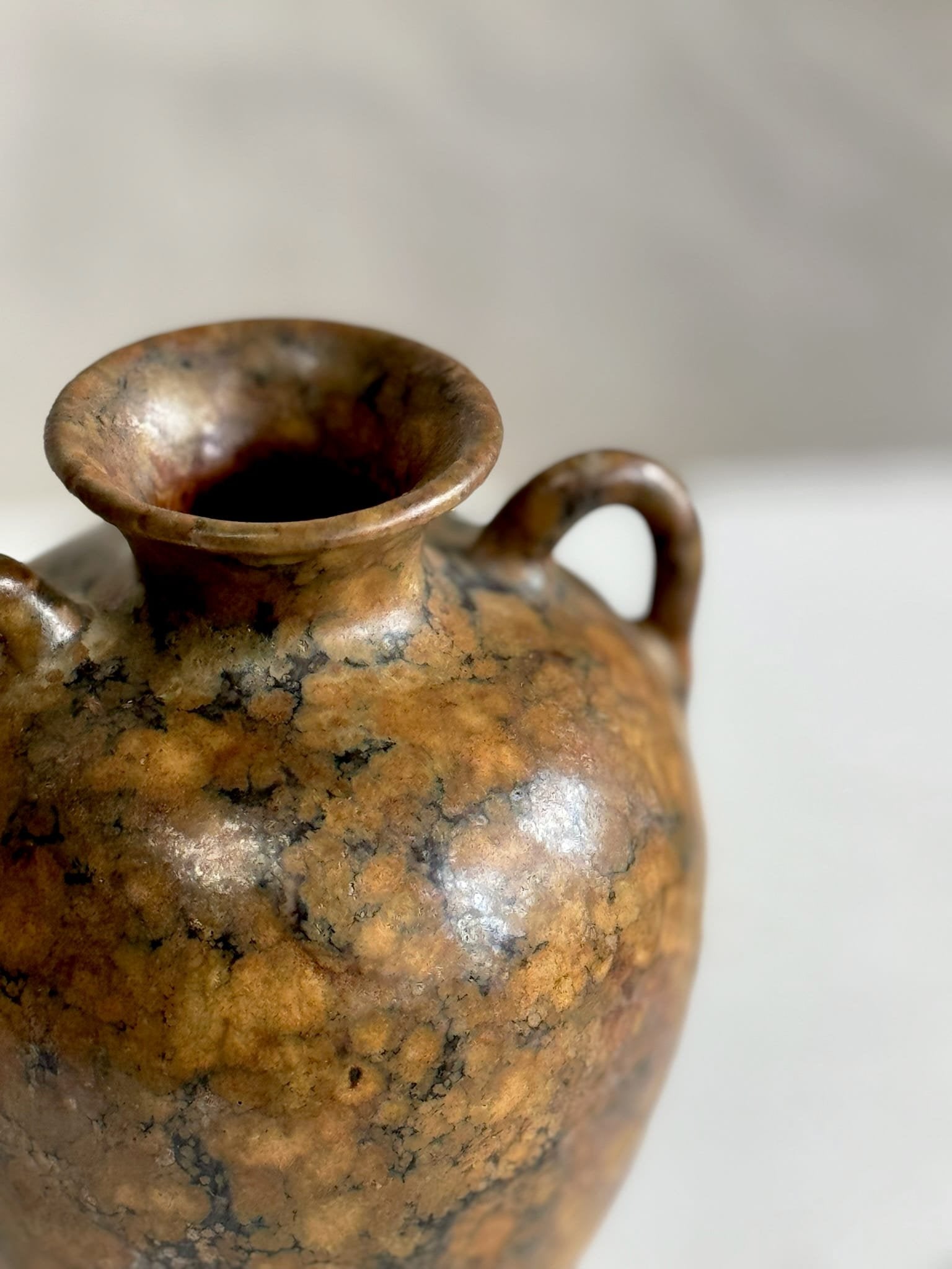 Vintage brown urn vase with marble-inspired glaze and side handles, signed handcrafted pottery with natural rustic charm — Hommes and Gardens, Pots + Vessels Collection, Landscape Architect, Interior Designer, Outdoor Living, Outdoor Decorations, Home Decor, Home Design, Luxury Design, Art, Furniture, Objects, Best Gifts, Nature, Backyard, Yard.