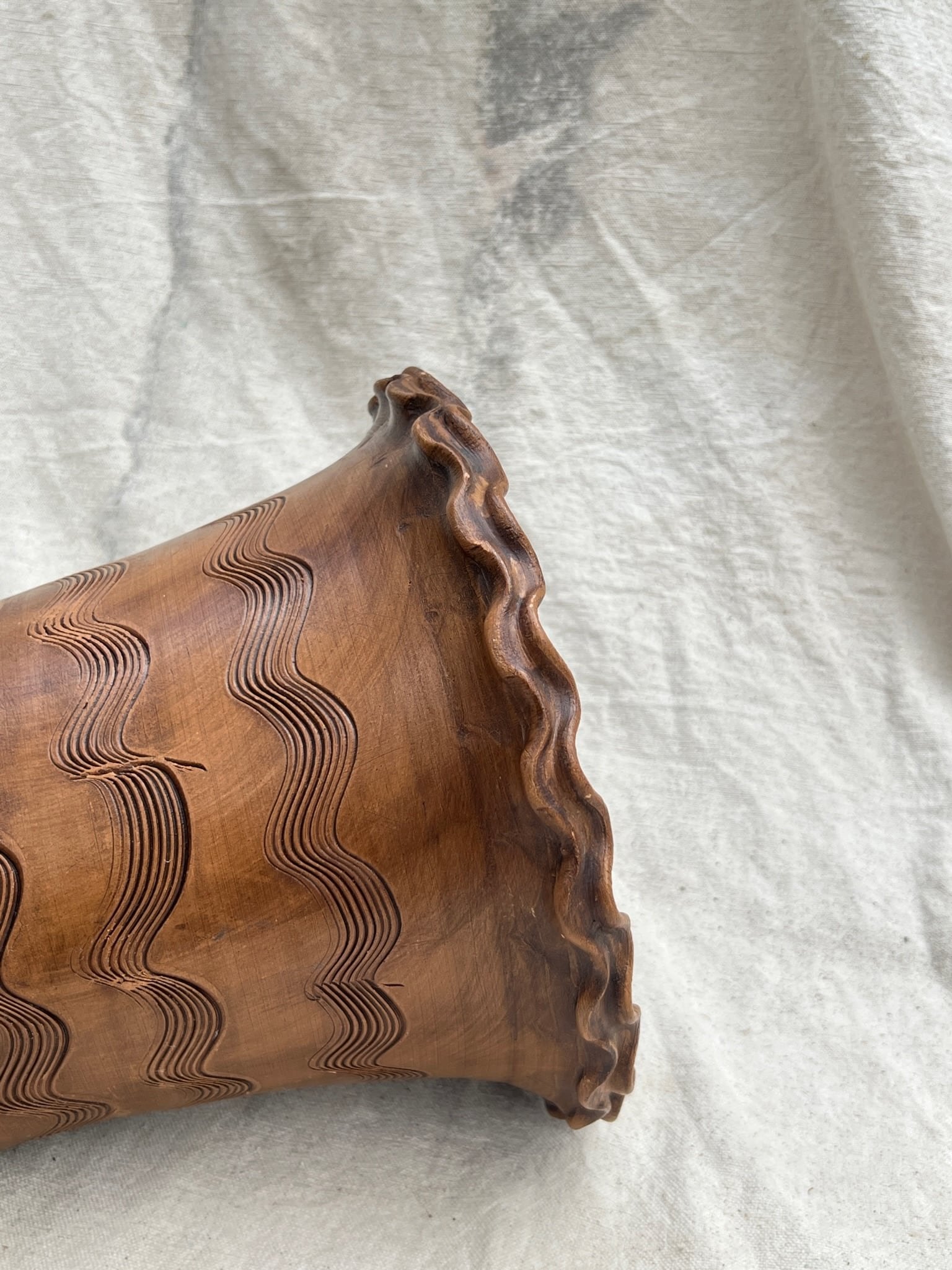 Vintage Mexican Scalloped Vase with engraved flowing water pattern and lettuce lip, vintage condition. hommes + gardens estudio.