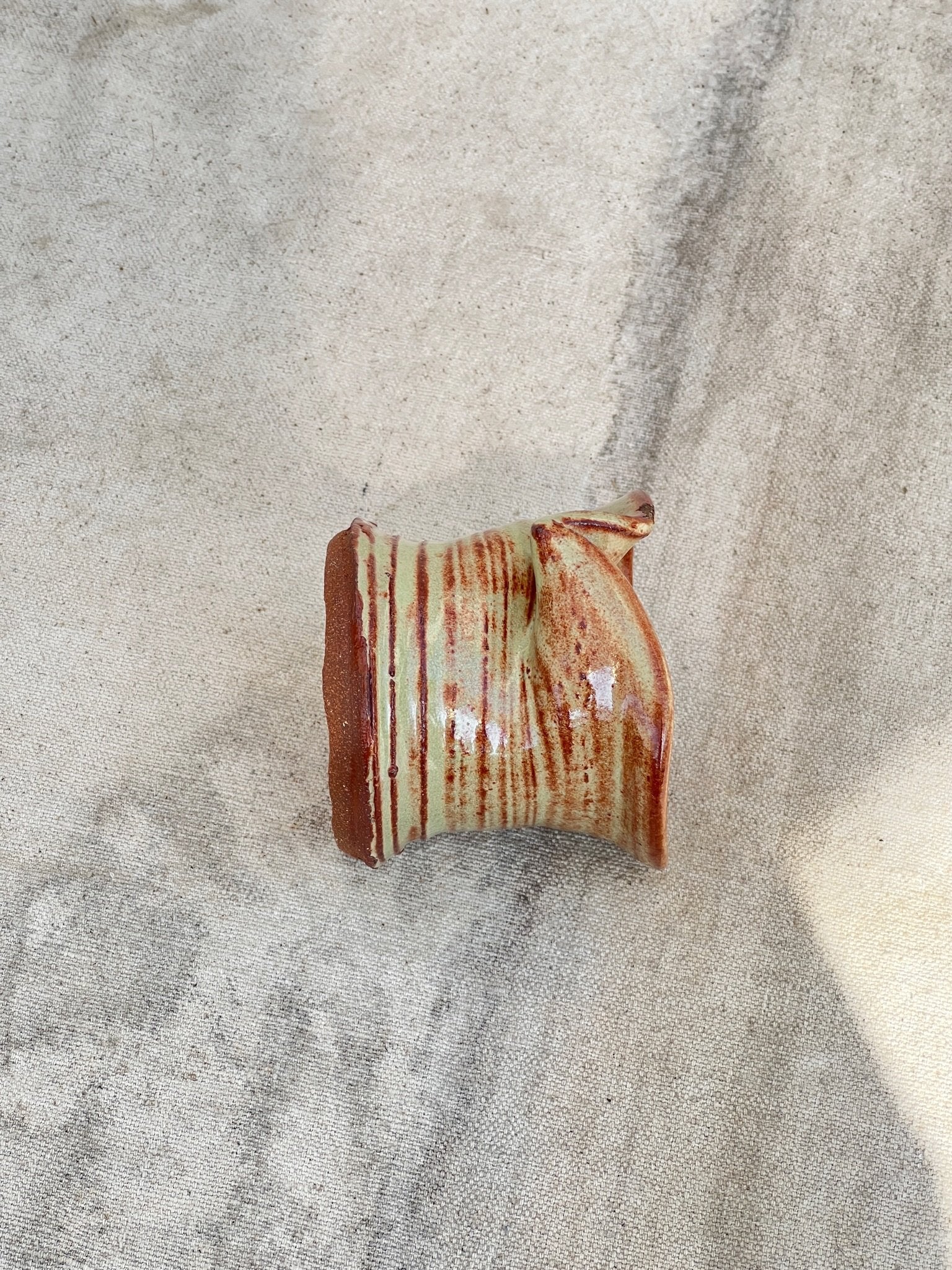 Vintage-inspired ceramic mug crafted by hand, a unique pottery piece for modern kitchens — Hommes and Gardens, Pottery Collection, home decor, outdoor decorations, home design, luxury design, Landscape Architect, Interior Designer, Outdoor Living, Art, Furniture, Objects, Best Gifts, Nature, Backyard, Yard.