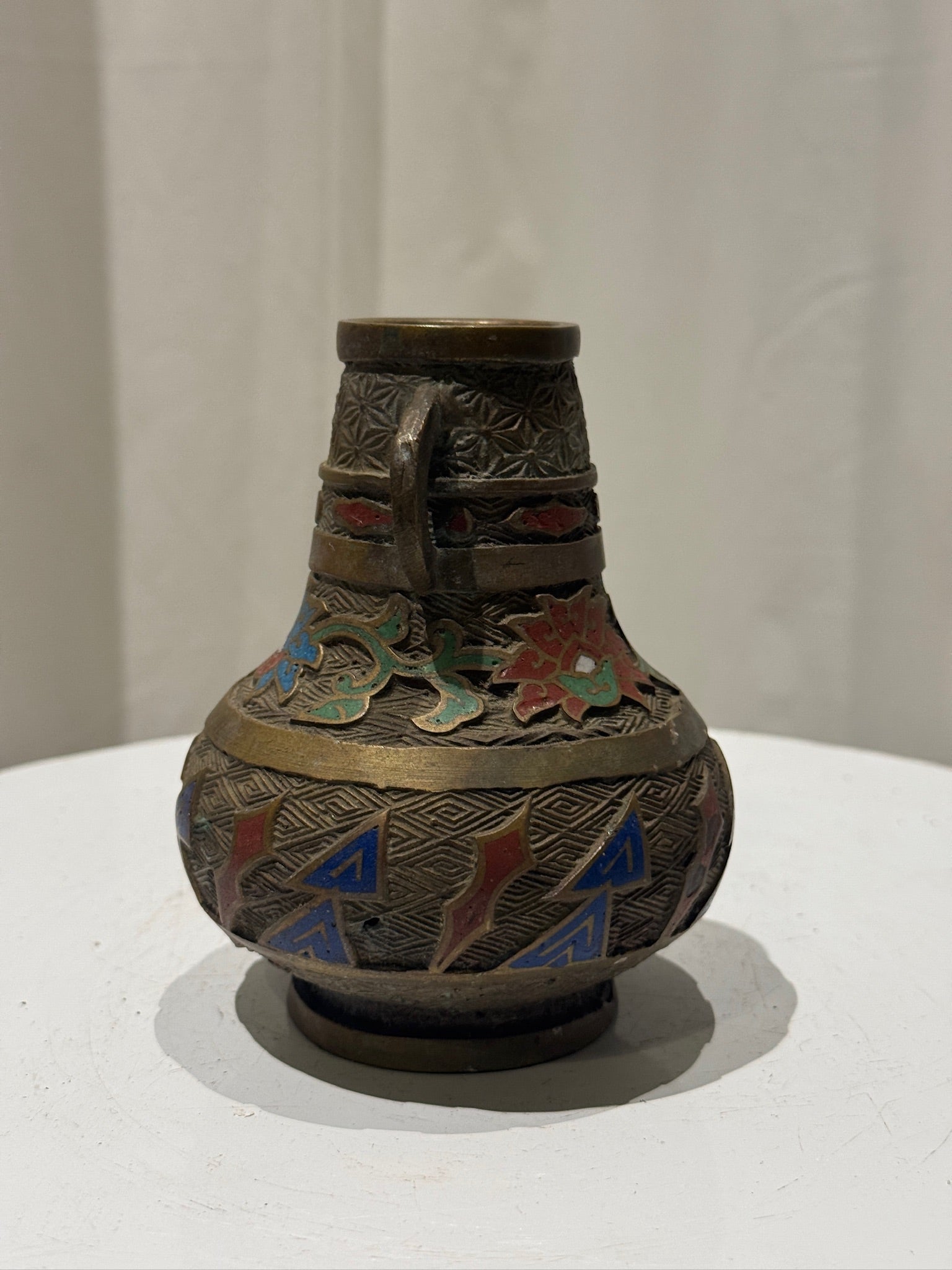 Vintage Chinese cloisonné brass vase featuring enamel floral and geometric details, elegant collectible art piece — Hommes and Gardens, Vases + Vessels Collection, Landscape Architect, Interior Designer, Outdoor Living, Art, Furniture, Objects, Best Gifts, Nature, Backyard, Yard, Outdoor Decorations, Home Decor, Home Design, Luxury Design.