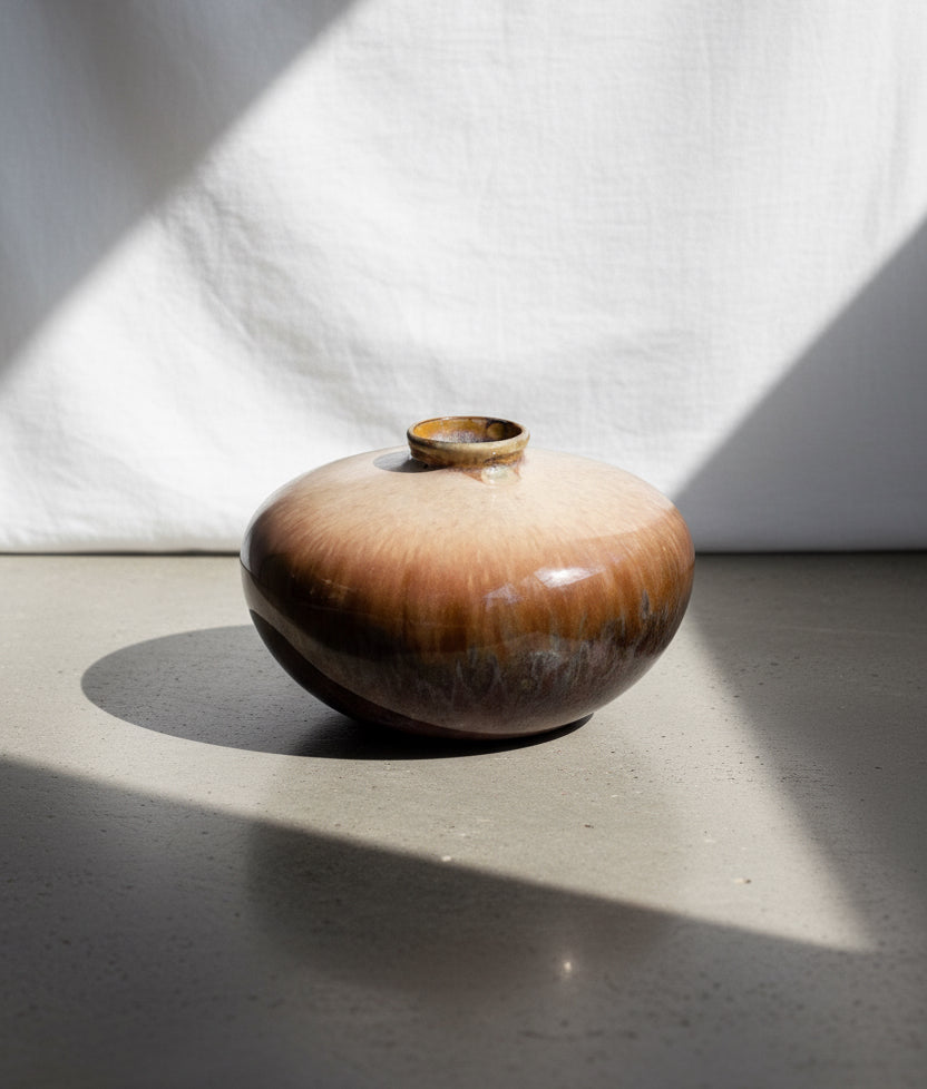 Vintage earthy ombré glazed pottery vase, handcrafted with warm gradient tones for a natural and elegant decorative accent — Hommes and Gardens, Pots + Vessels Collection, Landscape Architect, Interior Designer, Outdoor Living, Outdoor Decorations, Home Decor, Home Design, Luxury Design, Art, Furniture, Objects, Best Gifts, Nature, Backyard, Yard.