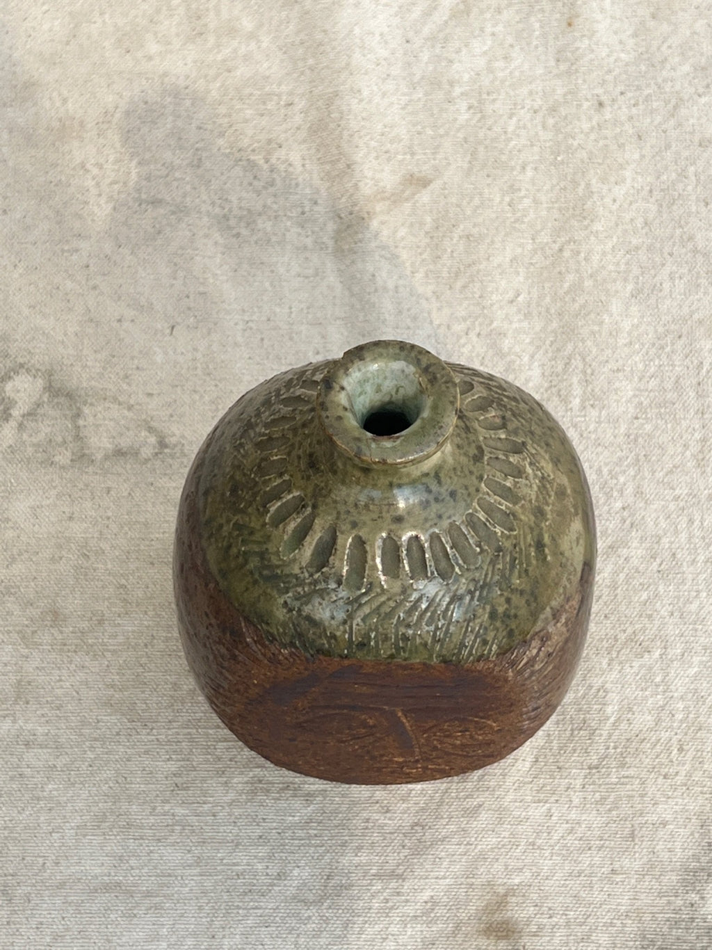 Vintage ceramic bud vase by E. Harris with engraved face and two-tone glaze, perfect for artistic interiors — Hommes and Gardens, Vases + Vessels Collection, home decor, outdoor decorations, home design, luxury design, Landscape Architect, Interior Designer, Outdoor Living, Art, Furniture, Objects, Best Gifts, Nature, Backyard, Yard.