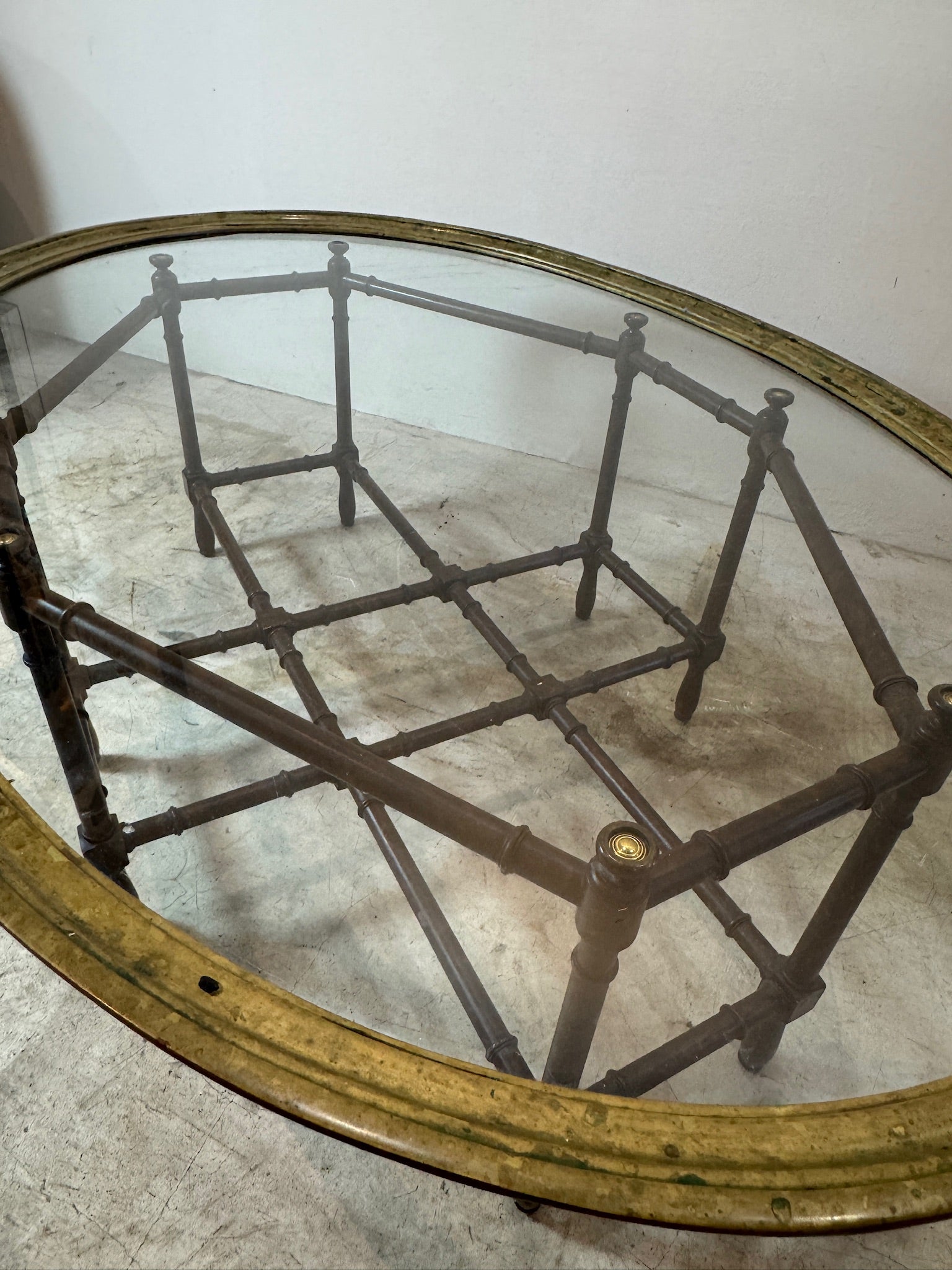 Vintage faux bamboo brass and glass table in mid-century modern design attributed to Baker, timeless piece for classic interiors — Hommes and Gardens, Furniture Collection, Landscape Architect, Interior Designer, Outdoor Living, Art, Furniture, Objects, Best Gifts, Nature, Backyard, Yard, Outdoor Decorations, Home Decor, Home Design, Luxury Design.