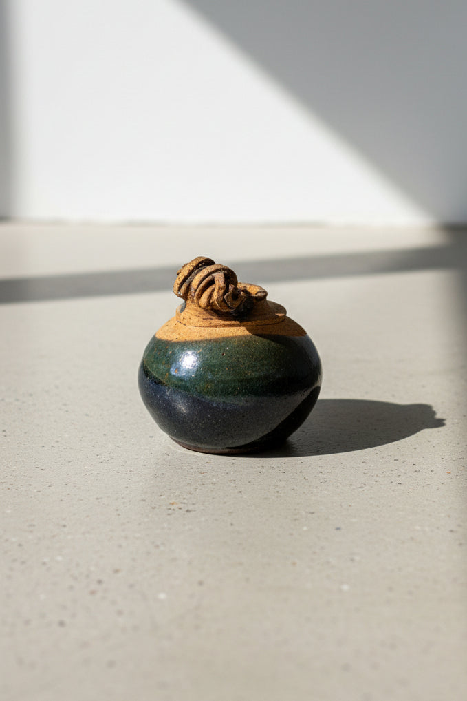 Vintage handcrafted small pottery vase with unique abstract pinched top design, showcasing artisanal craftsmanship and rustic charm — Hommes and Gardens, Home Decor Collection, Landscape Architect, Interior Designer, Outdoor Living, Outdoor Decorations, Home Decor, Home Design, Luxury Design, Art, Furniture, Objects, Best Gifts, Nature, Backyard, Yard.