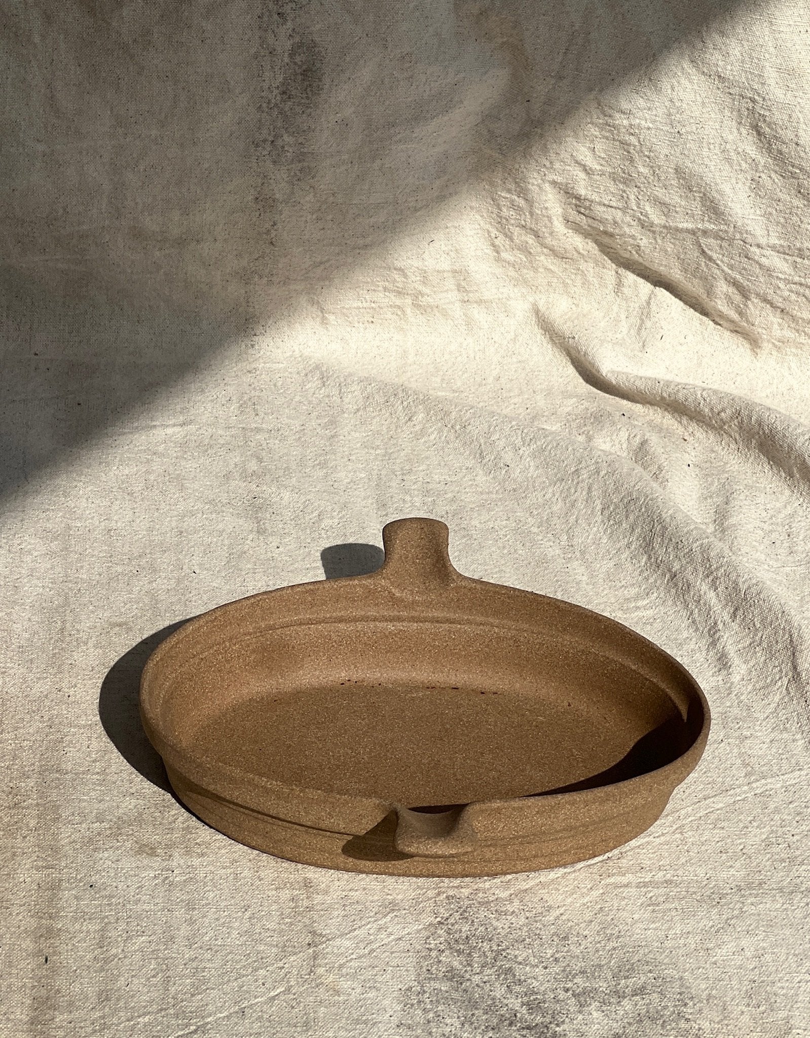 Vintage Hartstone ceramic dish in brown glaze, handcrafted stoneware plate offering rustic charm and functional mid-century appeal — Hommes and Gardens, Catchall Collection, Landscape Architect, Interior Designer, Outdoor Living, Outdoor Decorations, Home Decor, Home Design, Luxury Design, Art, Furniture, Objects, Best Gifts, Nature, Backyard, Yard.