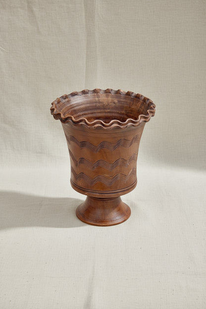 Vintage Mexican scalloped vase featuring engraved flowing water patterns and lettuce-lip top, handcrafted in warm brown pottery for rustic elegance — Hommes and Gardens, Pots and Vessels Collection, Vases, Art Pottery, Decorative Objects, Mexican Pottery, Vintage Ceramic, Rustic Home Decor, Handcrafted Artisan Vase.
