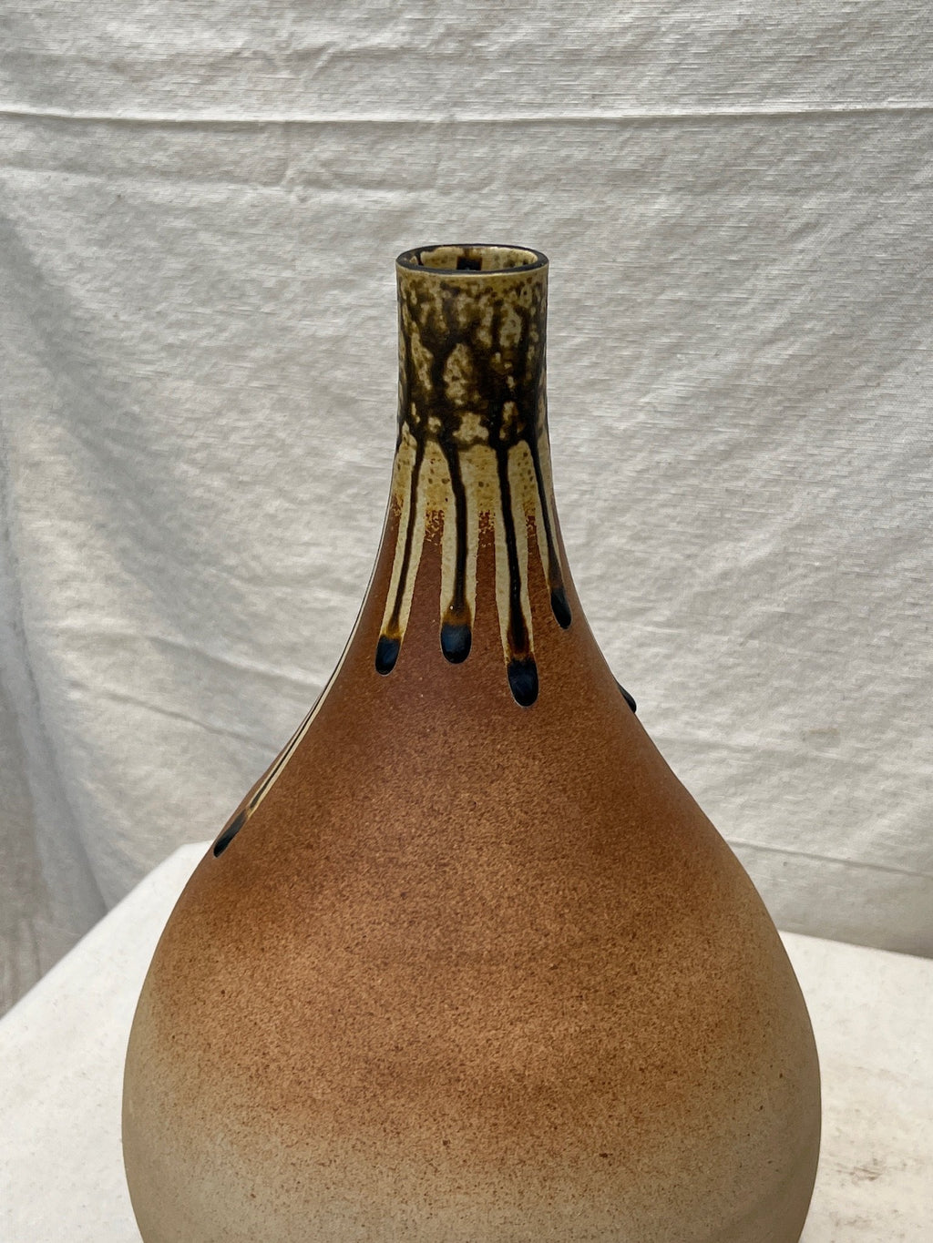 Vintage mid-century ceramic teardrop vase in warm brown hues with artistic drip glaze detailing, handcrafted collectible pottery — Hommes and Gardens, Pots + Vessels Collection, Landscape Architect, Interior Designer, Outdoor Living, Outdoor Decorations, Home Decor, Home Design, Luxury Design, Art, Furniture, Objects, Best Gifts, Nature, Backyard, Yard.