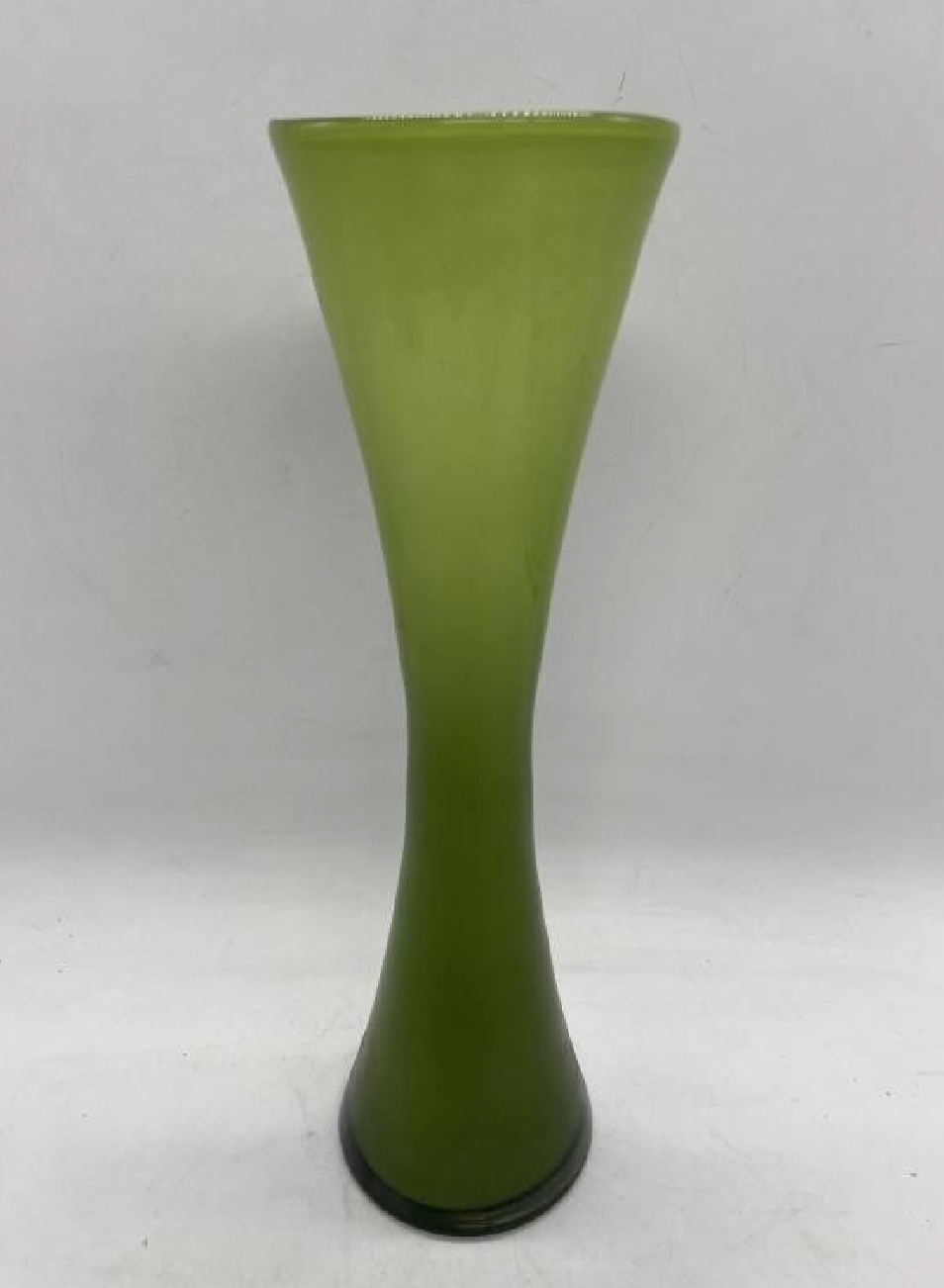 Vintage mid-century green hand-blown glass vase, handcrafted artisan décor piece showcasing refined craftsmanship and modern elegance — Hommes and Gardens, Pots + Vessels Collection, Landscape Architect, Interior Designer, Outdoor Living, Outdoor Decorations, Home Decor, Home Design, Luxury Design, Art, Furniture, Objects, Best Gifts, Nature, Backyard, Yard.