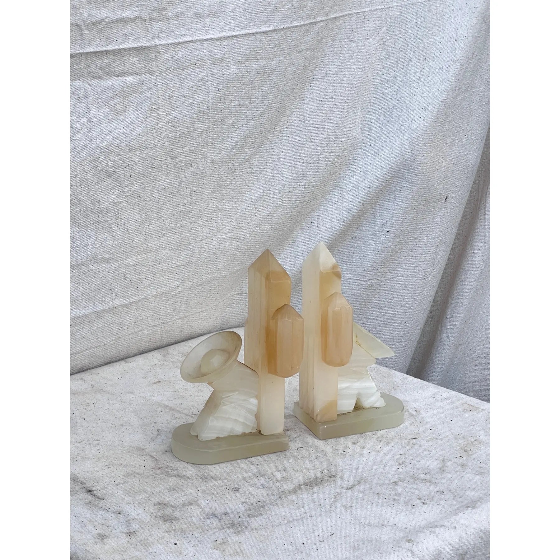 Vintage onyx stone bookends from Mexico, mid-century modern pair with organic veining and timeless elegance for bookshelf styling — Hommes and Gardens, Objects Collection, Landscape Architect, Interior Designer, Outdoor Living, Art, Furniture, Objects, Best Gifts, Nature, Backyard, Yard, Outdoor Decorations, Home Decor, Home Design, Luxury Design.