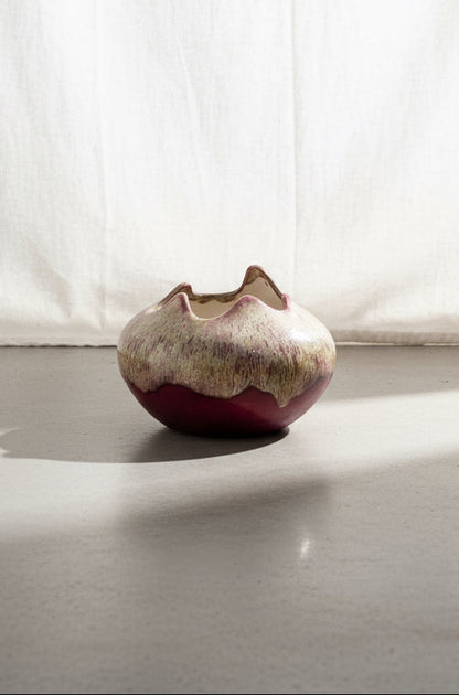 Vintage pink ceramic pinched top bowl from the 1980s, featuring a unique handmade form and glossy glaze for a retro chic home accent — Hommes and Gardens, Home Decor Collection, Decorative Bowls, Art Pottery, Vintage Ceramic, Retro Decor, Pink Pottery Bowl, Handmade Design, Artistic Home Styling.