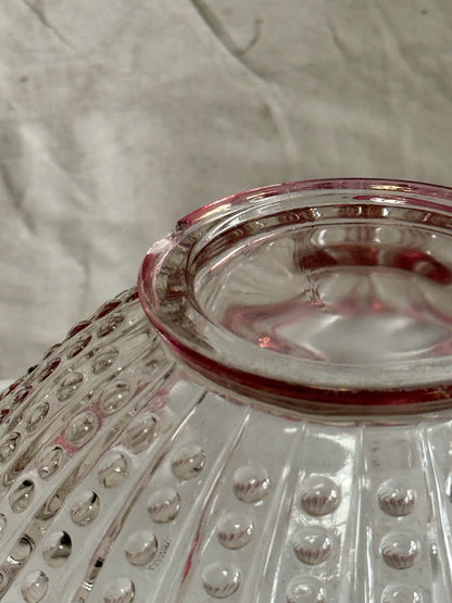 Vintage pink Oyster and Pearl Depression glass bowl, delicate and charming collectible perfect for vintage-inspired interiors — Hommes and Gardens, Home Decor Collection, Decorative Bowls, Depression Era Glass, Vintage Tableware, Pink Glass Decor, Antique Collectibles, Classic Home Accent.
