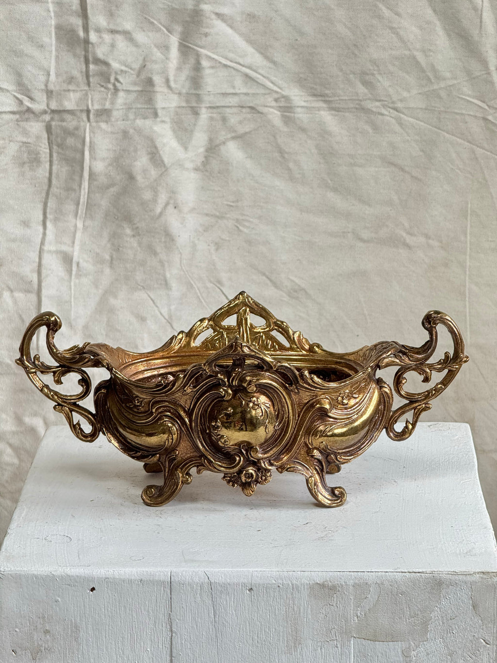 Vintage Rococo Art Nouveau brass planter with ornate feet and decorative curves, ideal as an elegant centerpiece or table accent — Hommes and Gardens, Catchall Collection, Landscape Architect, Interior Designer, Outdoor Living, Art, Furniture, Objects, Best Gifts, Nature, Backyard, Yard, Outdoor Decorations, Home Decor, Home Design, Luxury Design.