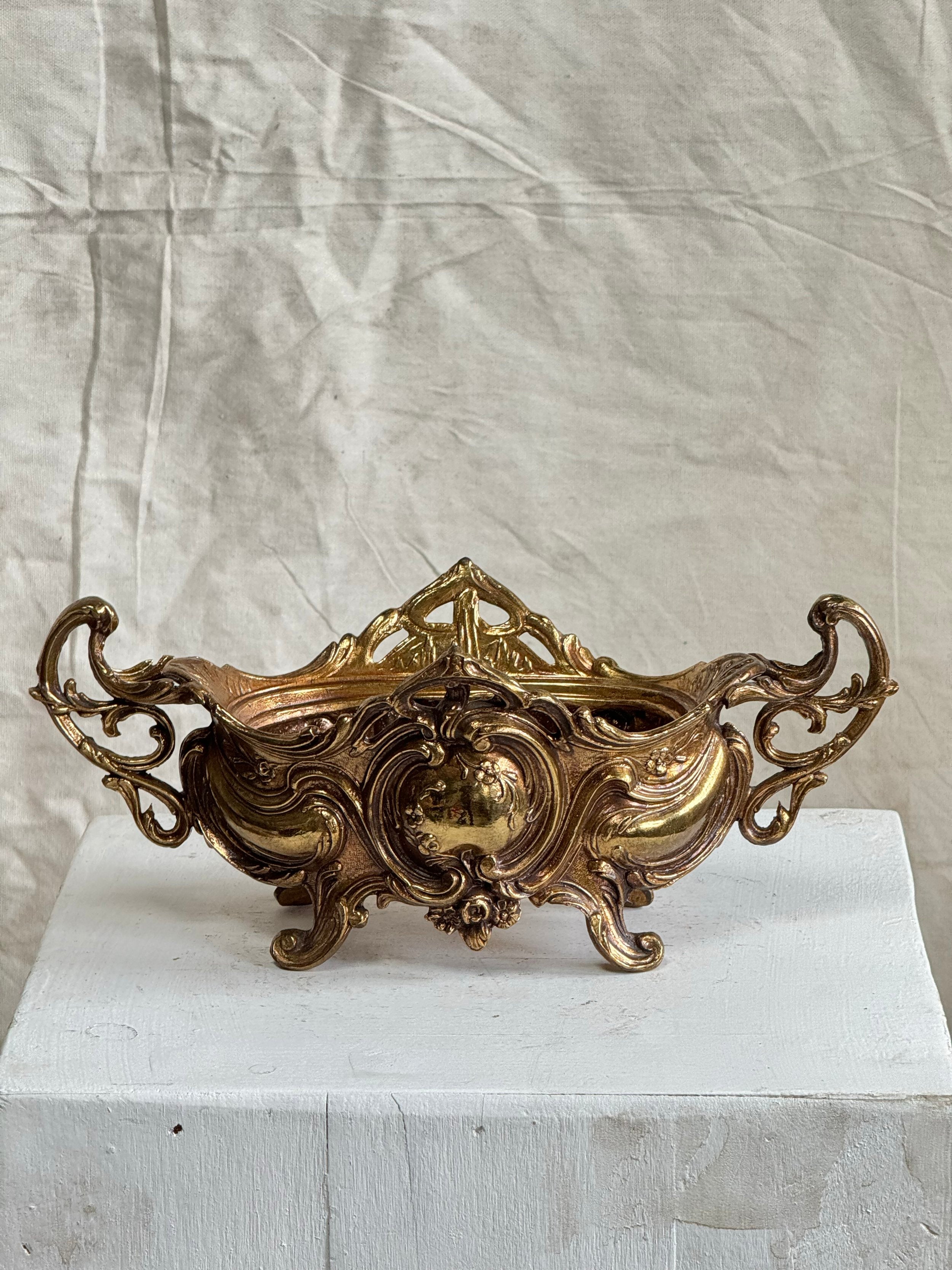 Vintage Rococo Art Nouveau brass planter with ornate feet and decorative curves, ideal as an elegant centerpiece or table accent — Hommes and Gardens, Catchall Collection, Landscape Architect, Interior Designer, Outdoor Living, Art, Furniture, Objects, Best Gifts, Nature, Backyard, Yard, Outdoor Decorations, Home Decor, Home Design, Luxury Design.