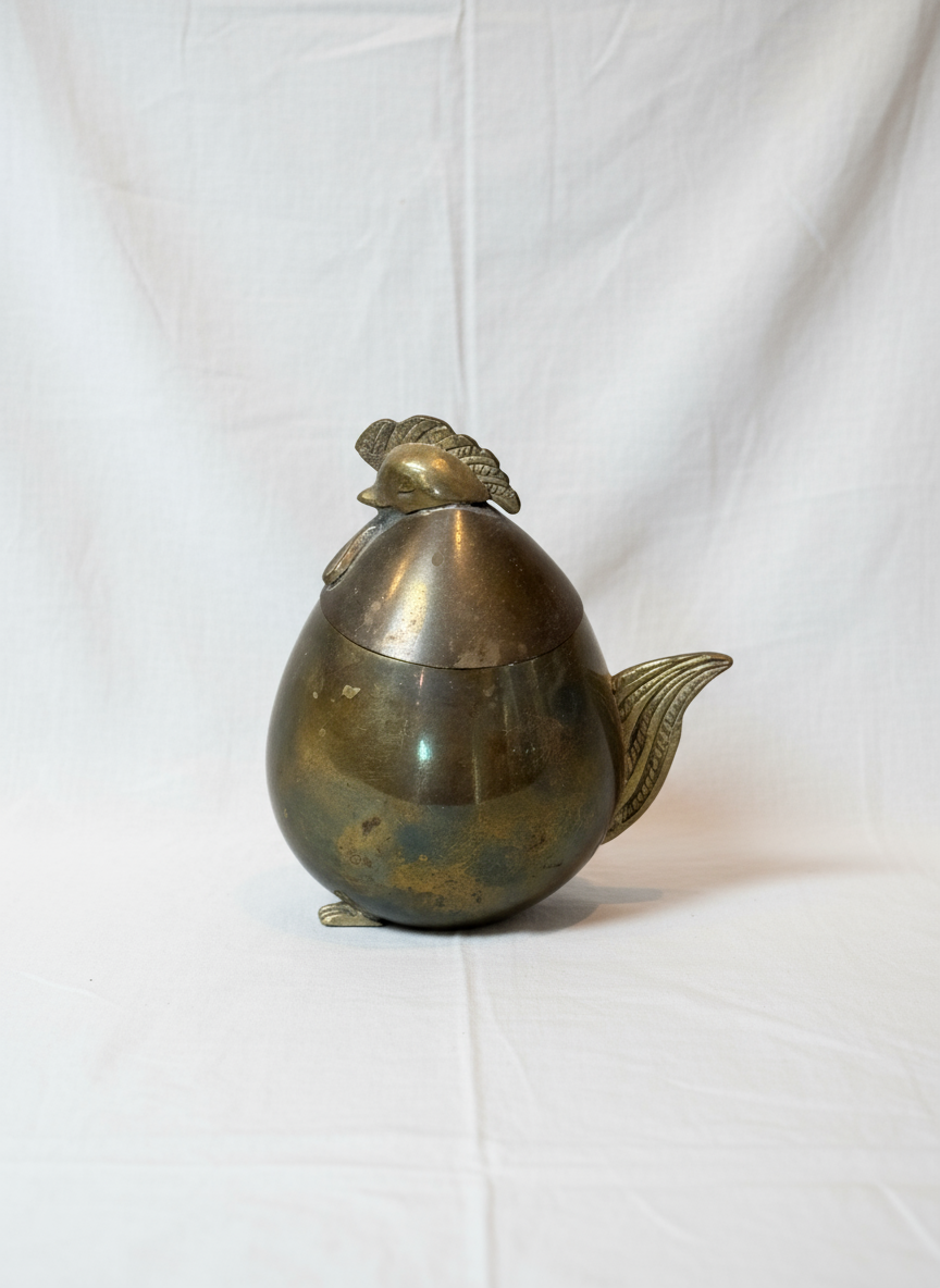 Vintage solid brass hen figurine with removable lid, handcrafted 2-piece container perfect for décor or small storage — Hommes and Gardens, Fauna Collection, Landscape Architect, Interior Designer, Outdoor Living, Outdoor Decorations, Home Decor, Home Design, Luxury Design, Art, Furniture, Objects, Best Gifts, Nature, Backyard, Yard.