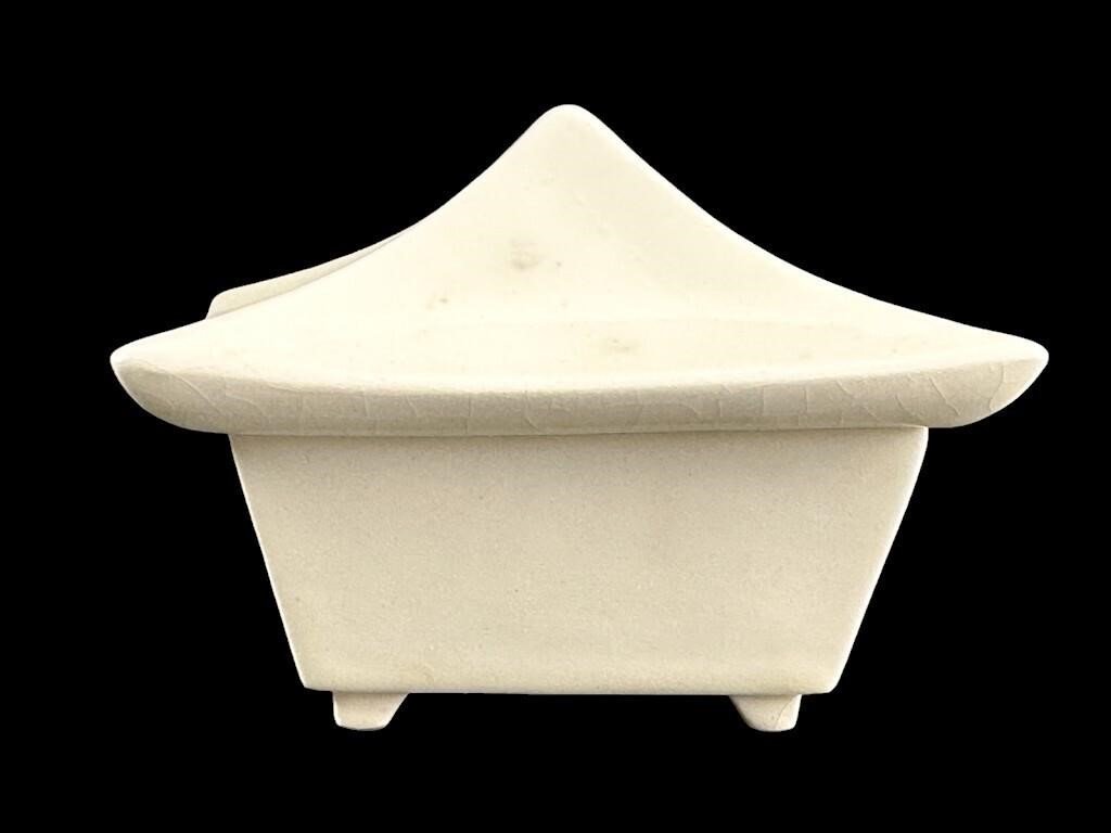 Vintage mid-century trinket box in glossy white ceramic with a footed design and lid, ideal for collectors and decor lovers — Hommes and Gardens, Antiques Collection, Home Decor, Outdoor Decorations, Landscape Architect, Interior Designer, Outdoor Living, Home Design, Luxury Design, Art, Furniture, Objects, Nature, Best Gifts, Yard.