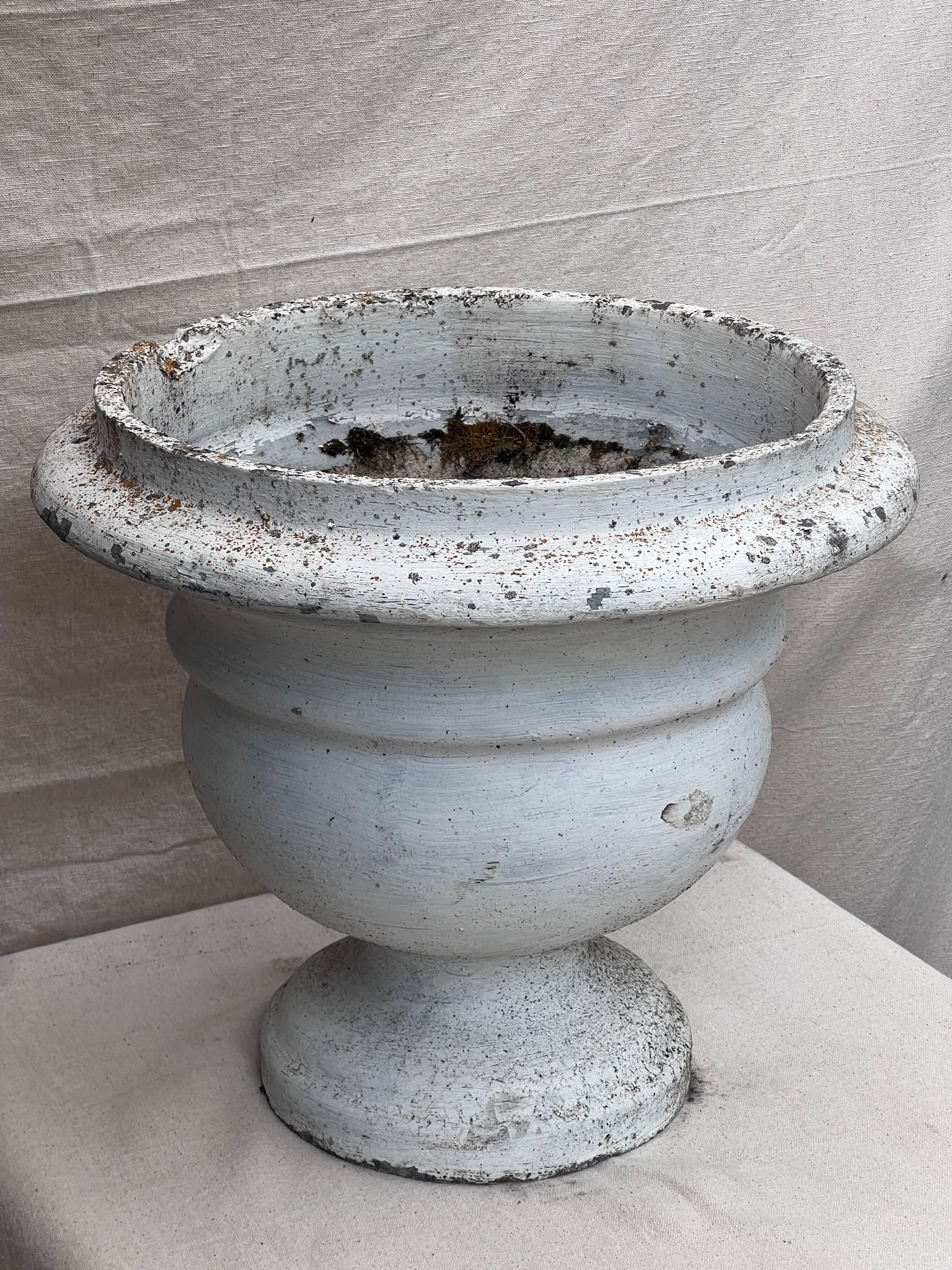 Willy Guhl Vintage Urn 12.5" featuring a weathered white patina, perfect for garden decor. hommes + gardens estudio.